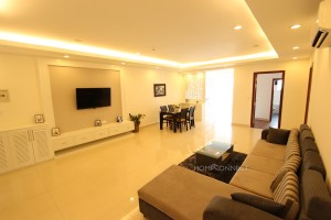 Expansive 2 Bedroom Apartment in Toul Tom Poung