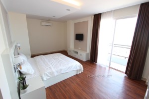 Expansive 2 Bedroom Apartment in Toul Tom Poung