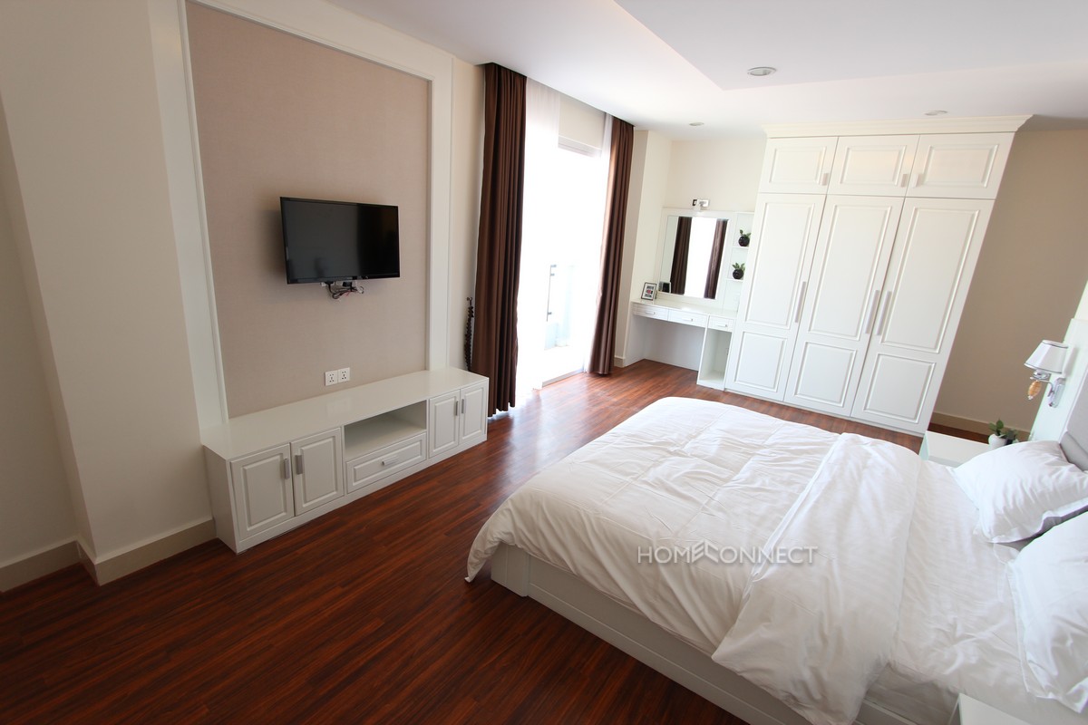 Expansive 2 Bedroom Apartment in Toul Tom Poung
