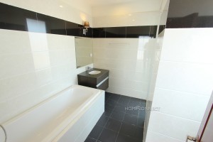 Luxurious 1 Bedroom Apartment in Toul Tom Poung