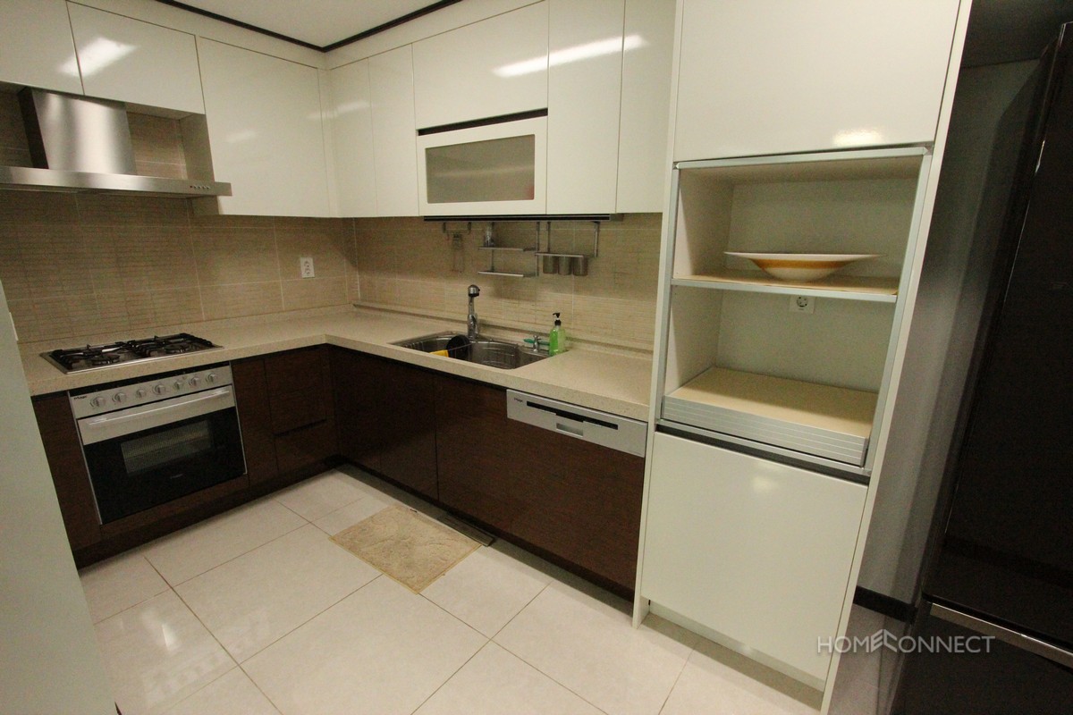 Central BKK1 3 bedroom luxury apartment