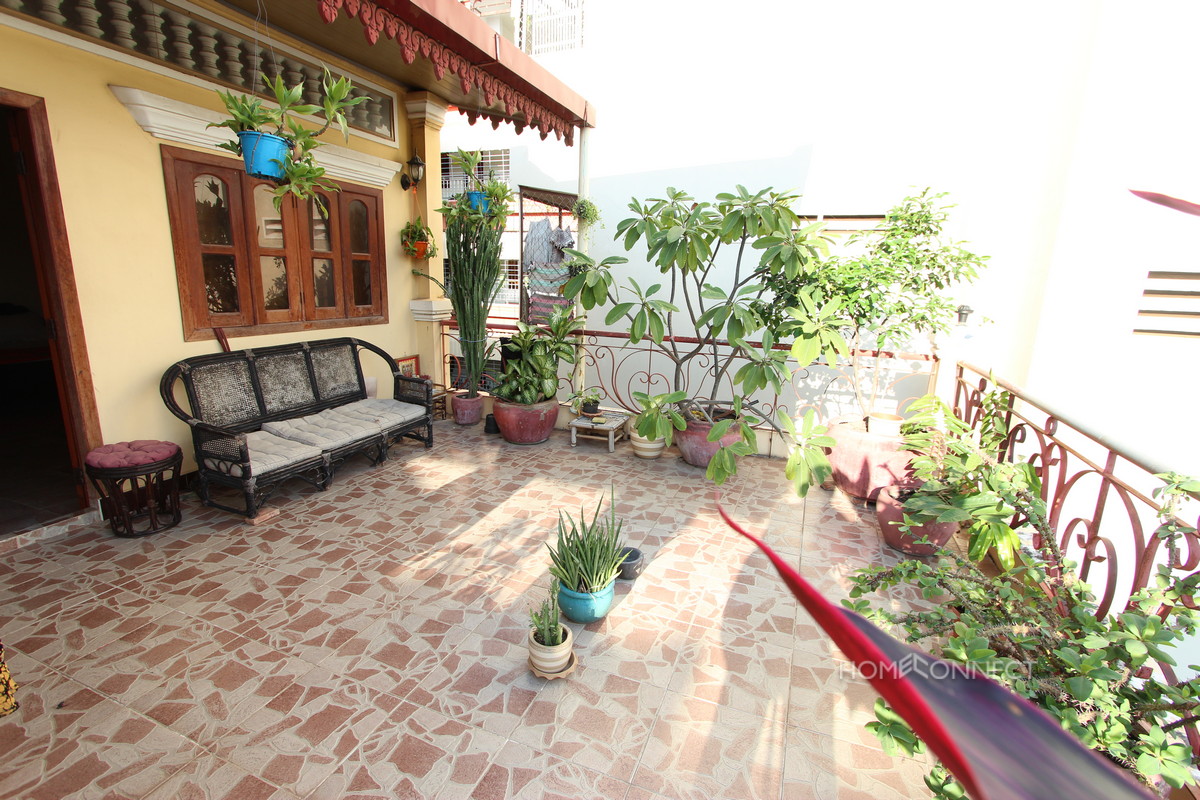 Studio Apartment Overlooking the Royal Palace | Phnom Penh Real Estate