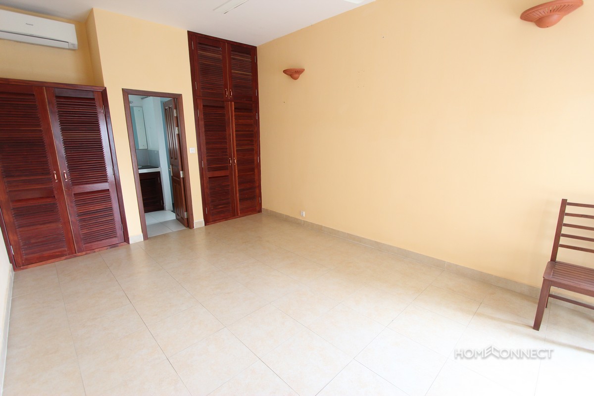 Comfortable 3 Bedroom Apartment Close to Independence Monument | Phnom Penh Real Estate