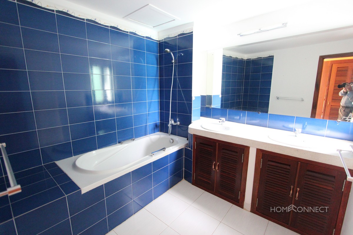 Comfortable 3 Bedroom Apartment Close to Independence Monument | Phnom Penh Real Estate